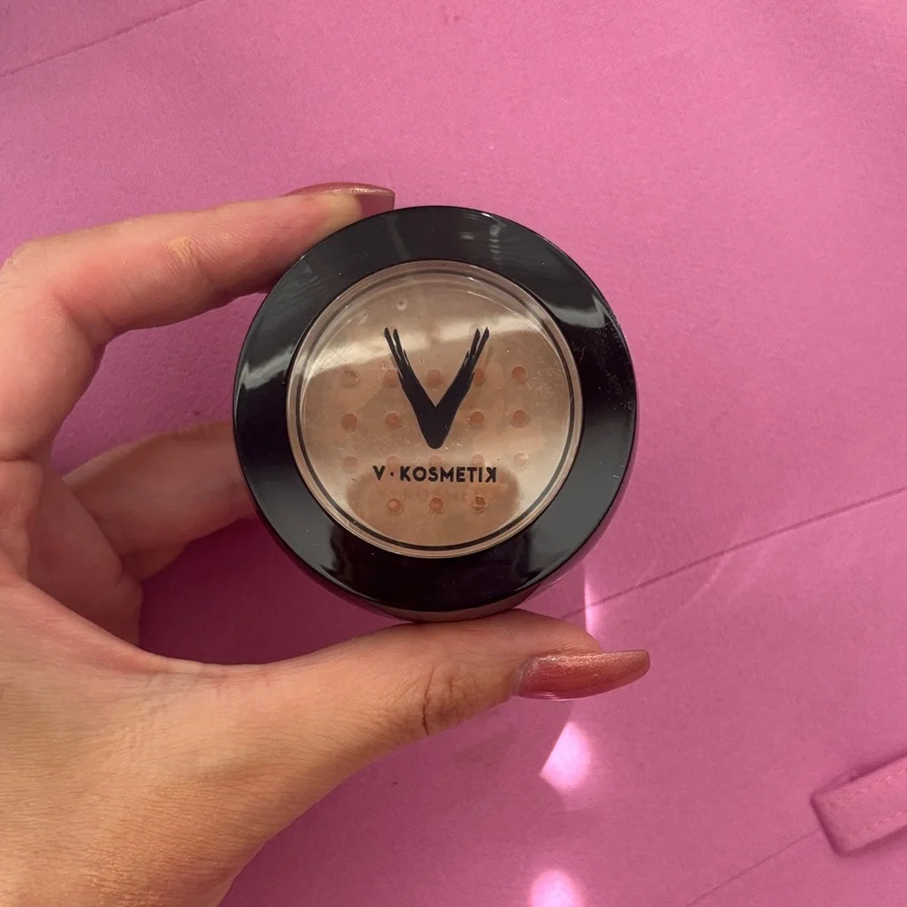 V Kosmetik Loose Powder in Cool/Neutral - NWT